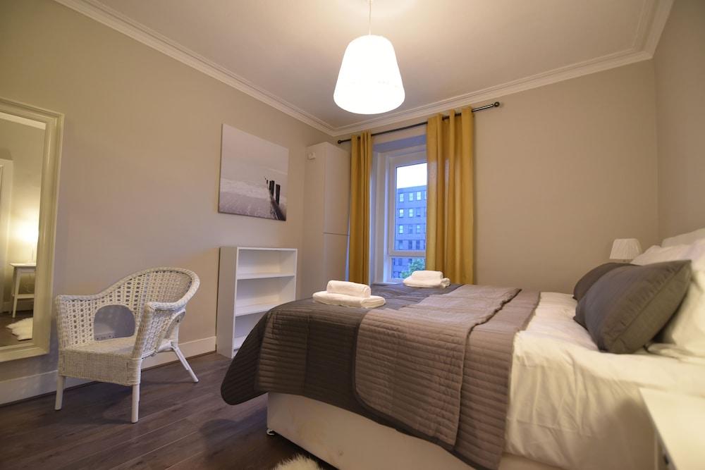 First - Meadowbank House Apartment - Room