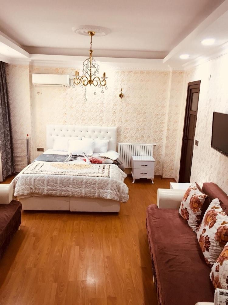 Deluxe Royal Apart - Room