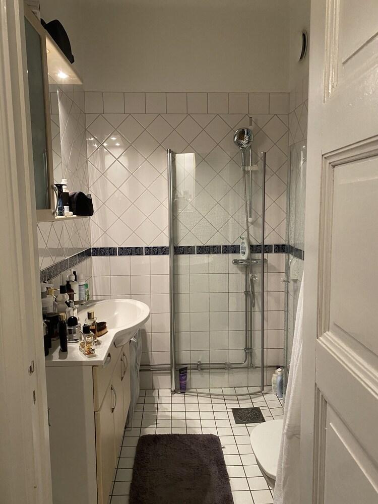Beautiful 1-bed Apartment in Stockholm - Bathroom