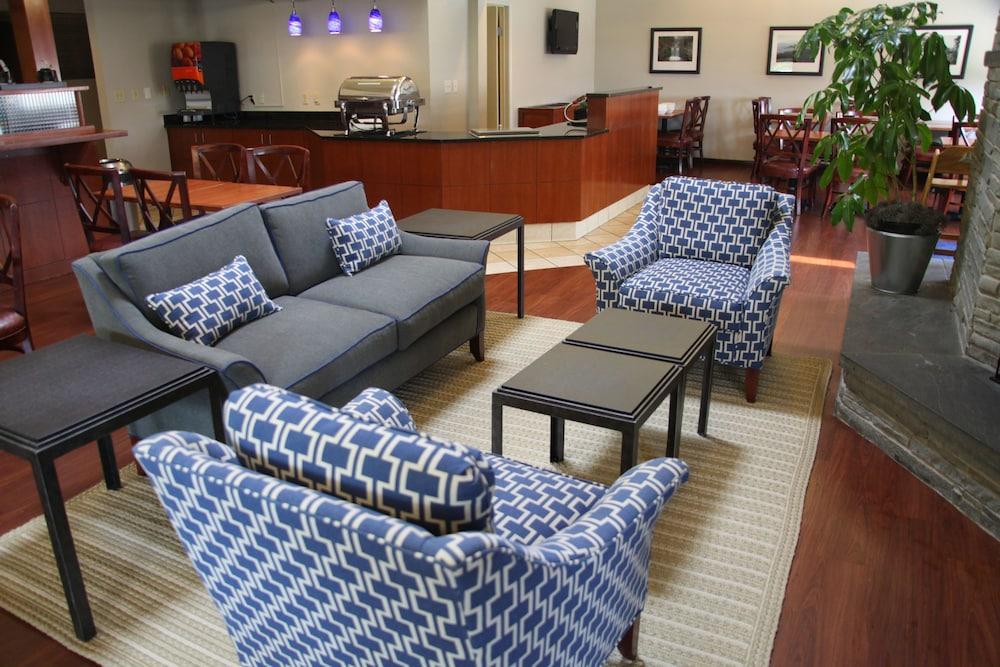 New Haven Village Suites - Lobby Sitting Area