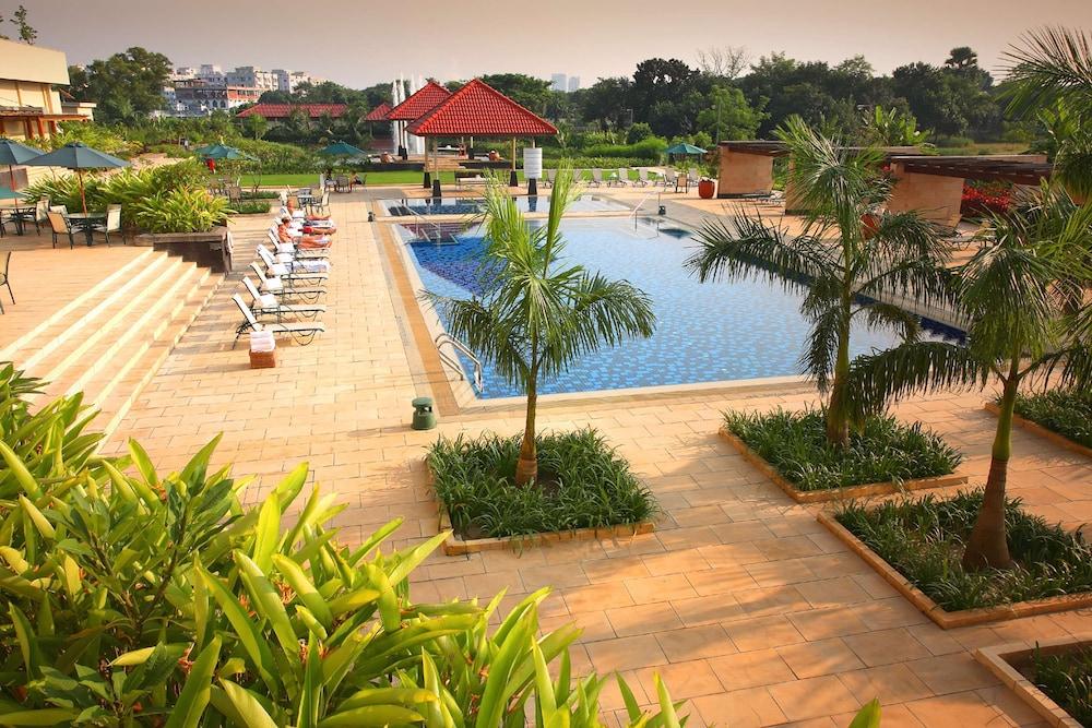 Radisson Blu Dhaka Water Garden - Pool