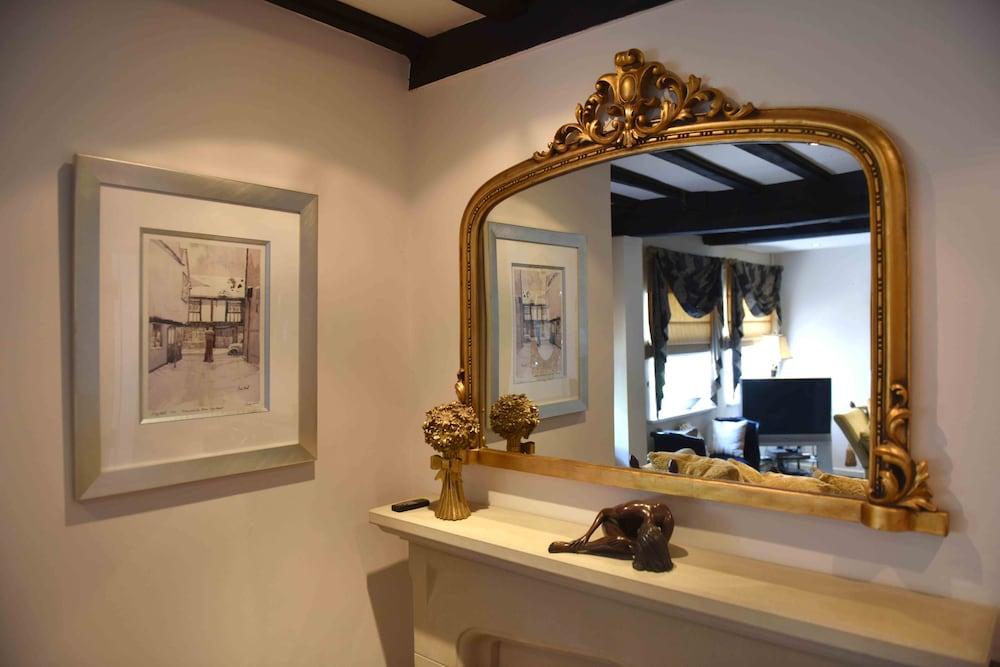 Luxury Cottage Near Windsor Castle - Interior Detail