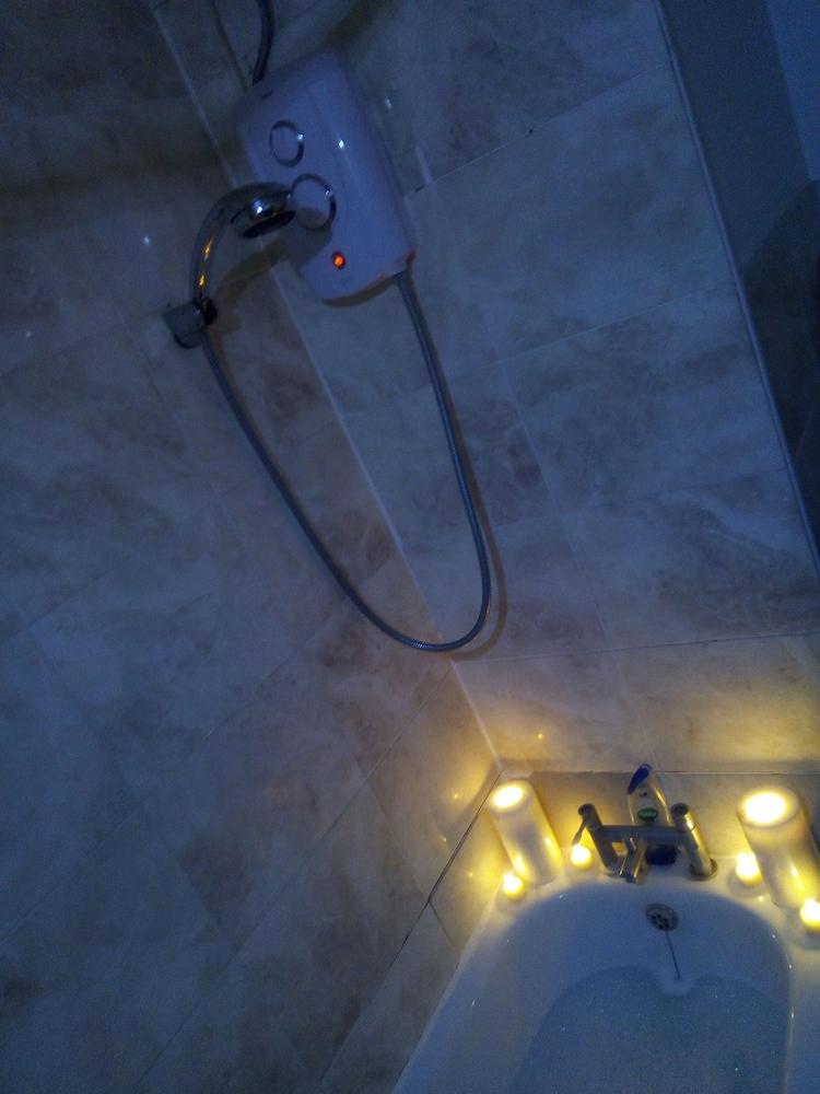 Cosy Lodge - Bathroom Shower