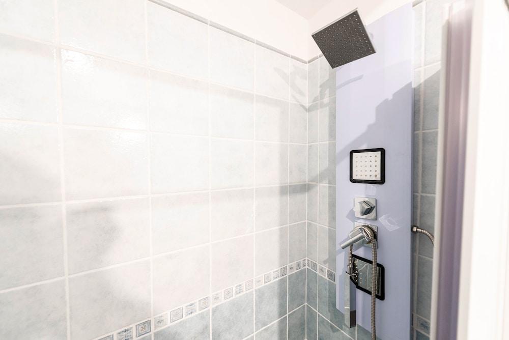 Roma Street Home - Bathroom Shower