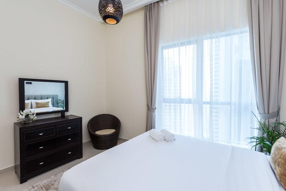Bay Central-West Tower by Deluxe Holiday Homes - Room
