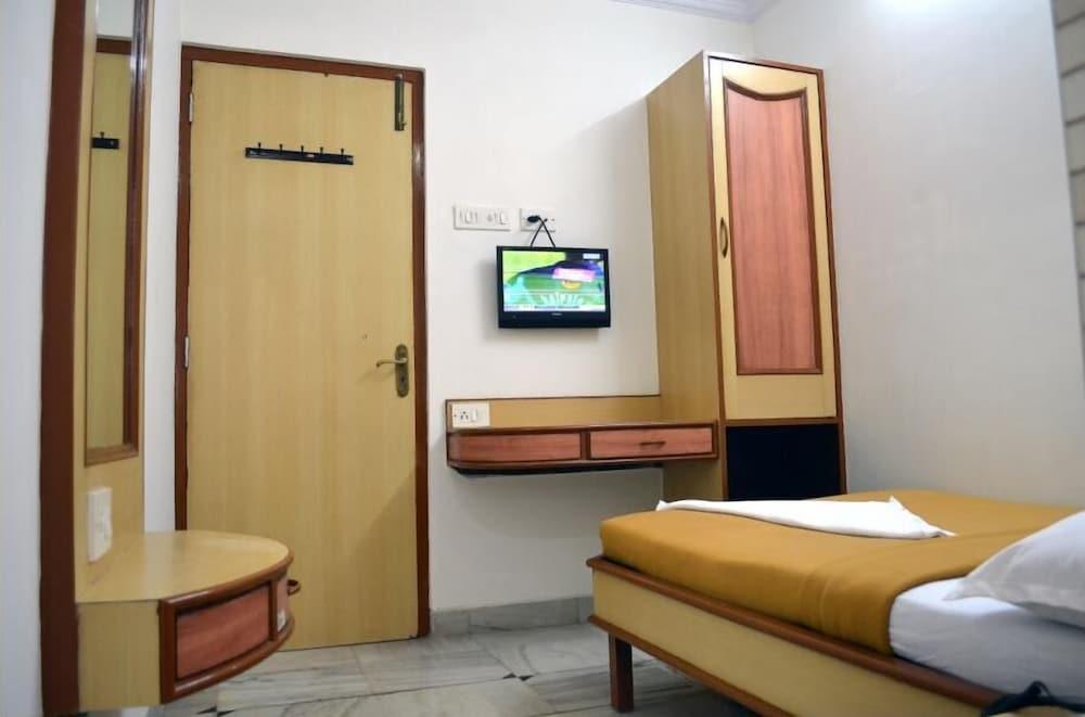 Hotel New Deepak - Room