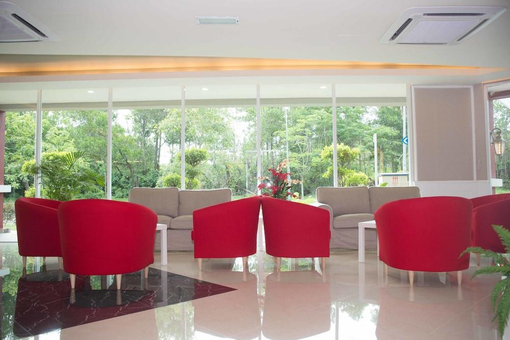 Qlassic Hotel - Lobby Sitting Area