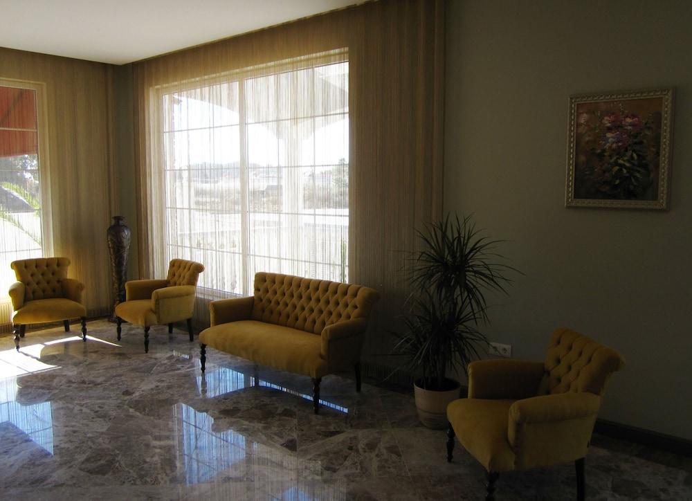 Sarban Hotel - Lobby Sitting Area