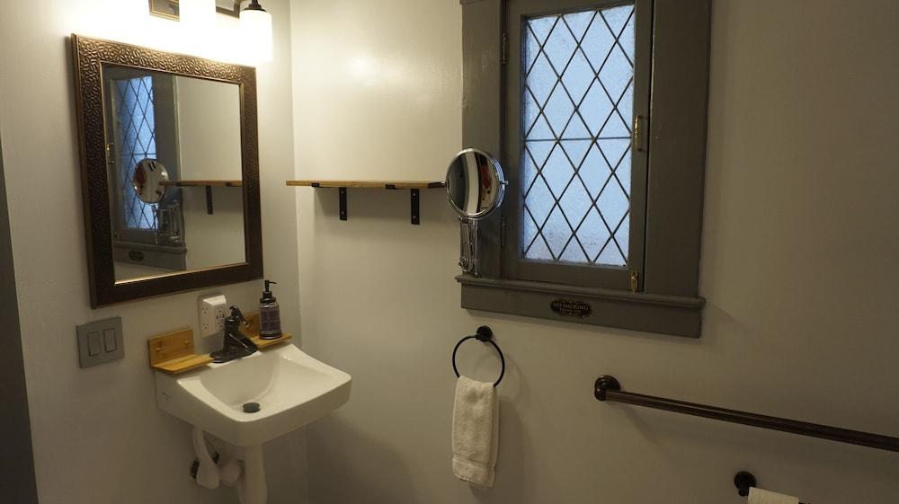 Amber House Inn of Midtown - Bathroom Sink