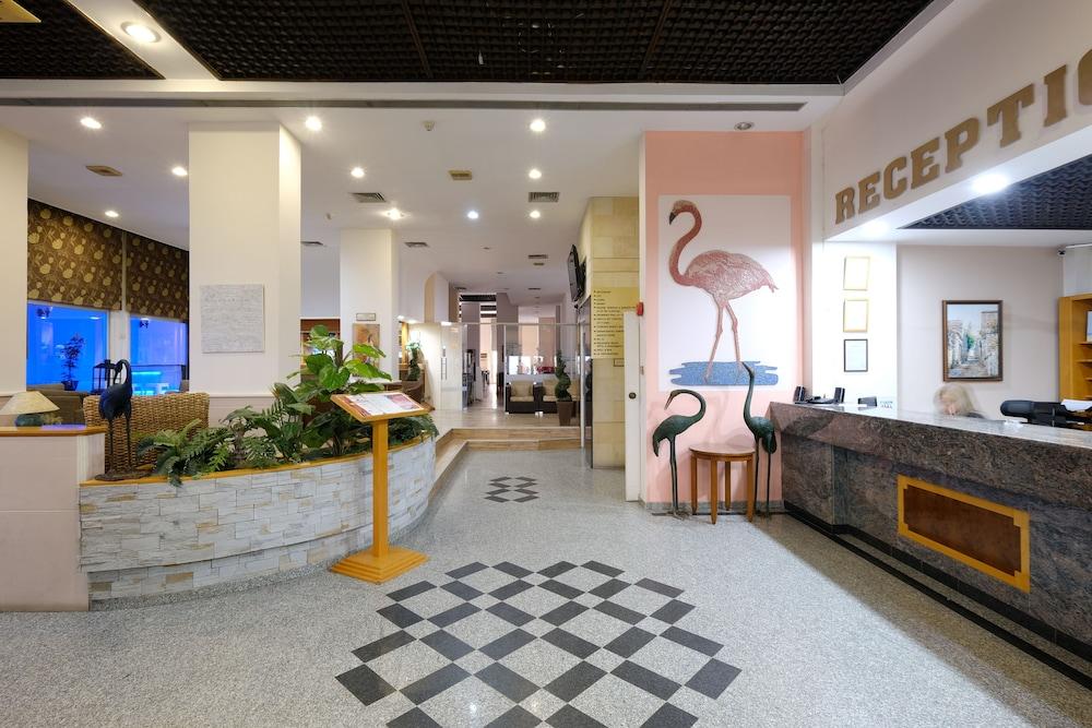 Flamingo Beach Hotel - Lobby Sitting Area