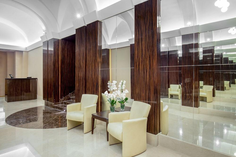 Gioberti Hotel - Lobby Sitting Area