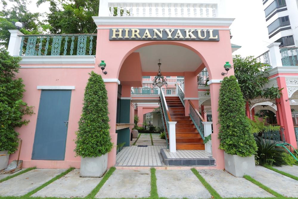 Hiranyakul  House - Property Grounds
