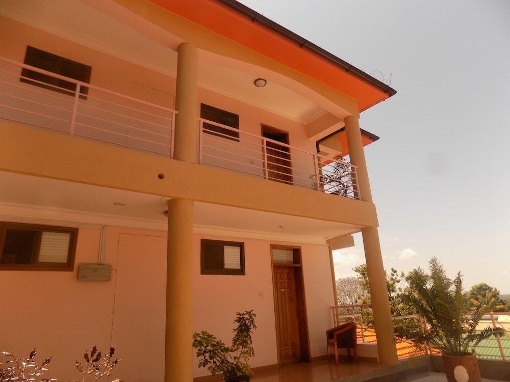 Entebbe Travelle'rs Inn - Property Grounds