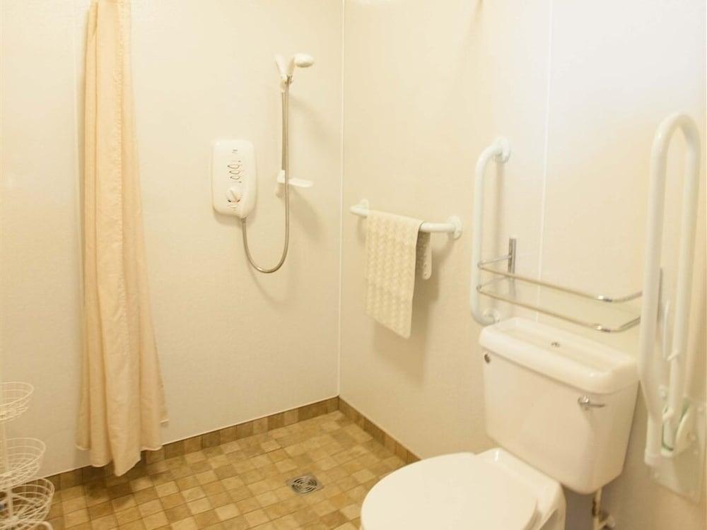 جلينرنان سيلف كايترينج كوتيدجيز - Bathroom