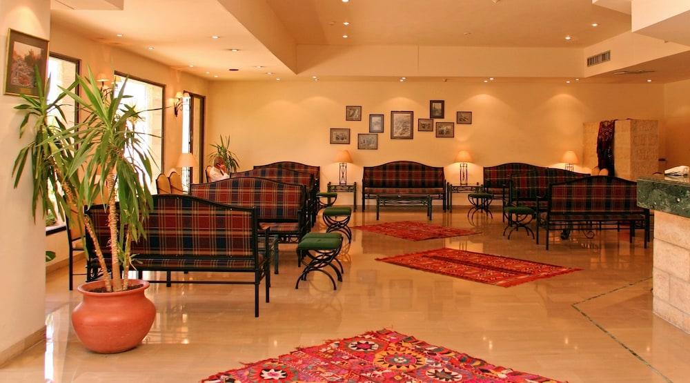 Petra Palace Hotel - Lobby Sitting Area