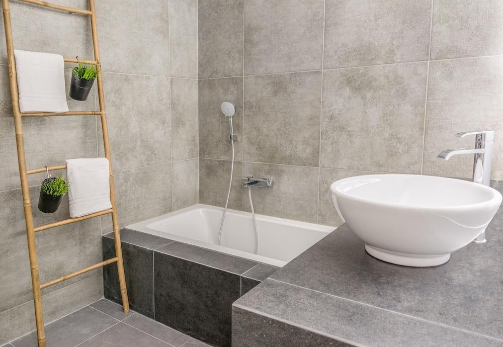 Oleander Boutique Apartments - Bathroom