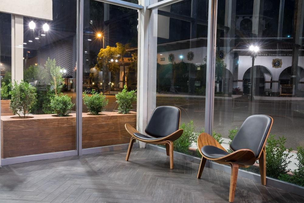 Hotel Xilo Glendale - Lobby Sitting Area