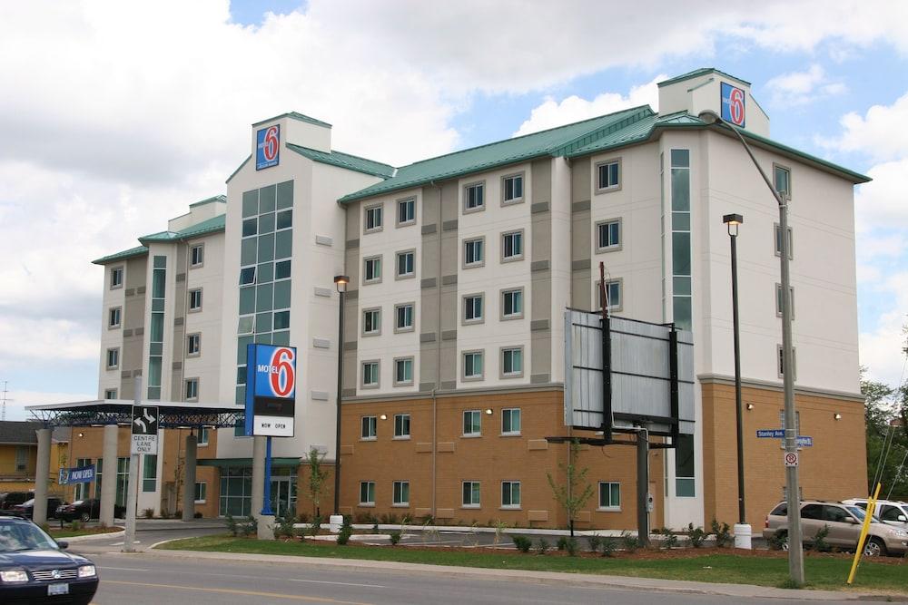 Motel 6 Niagara Falls - Hotel Front