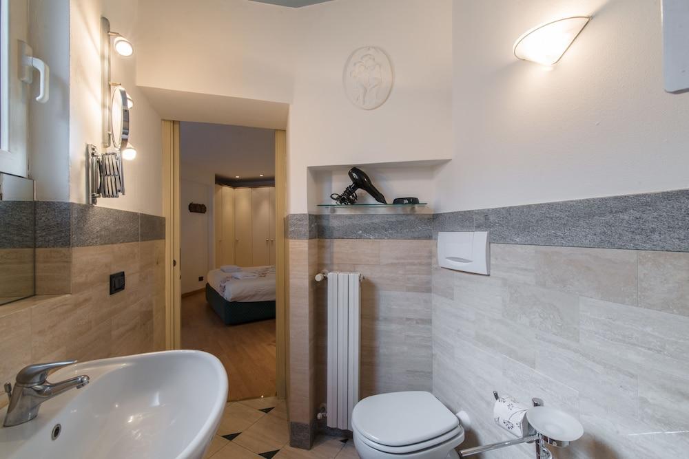 At Home Heart of Milan - Duomo Apartment - Bathroom