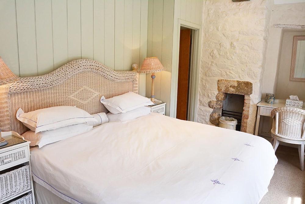 Luxury 5-star farmhouse near the Cornish coast on the Bonython Estate, Lizard Peninsula - Room