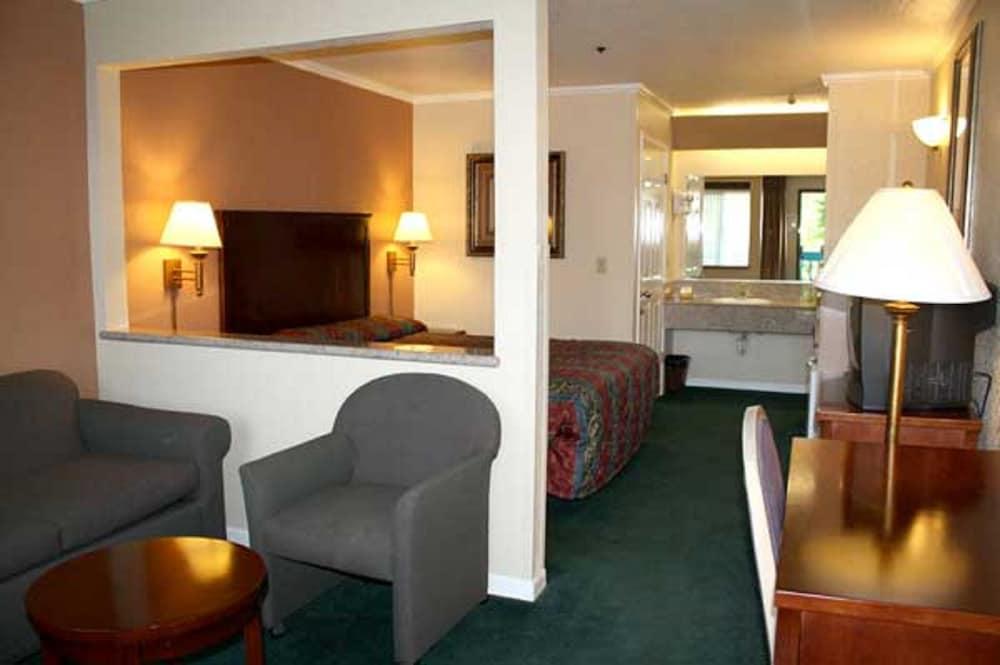 Executive Inn and Suites - Room