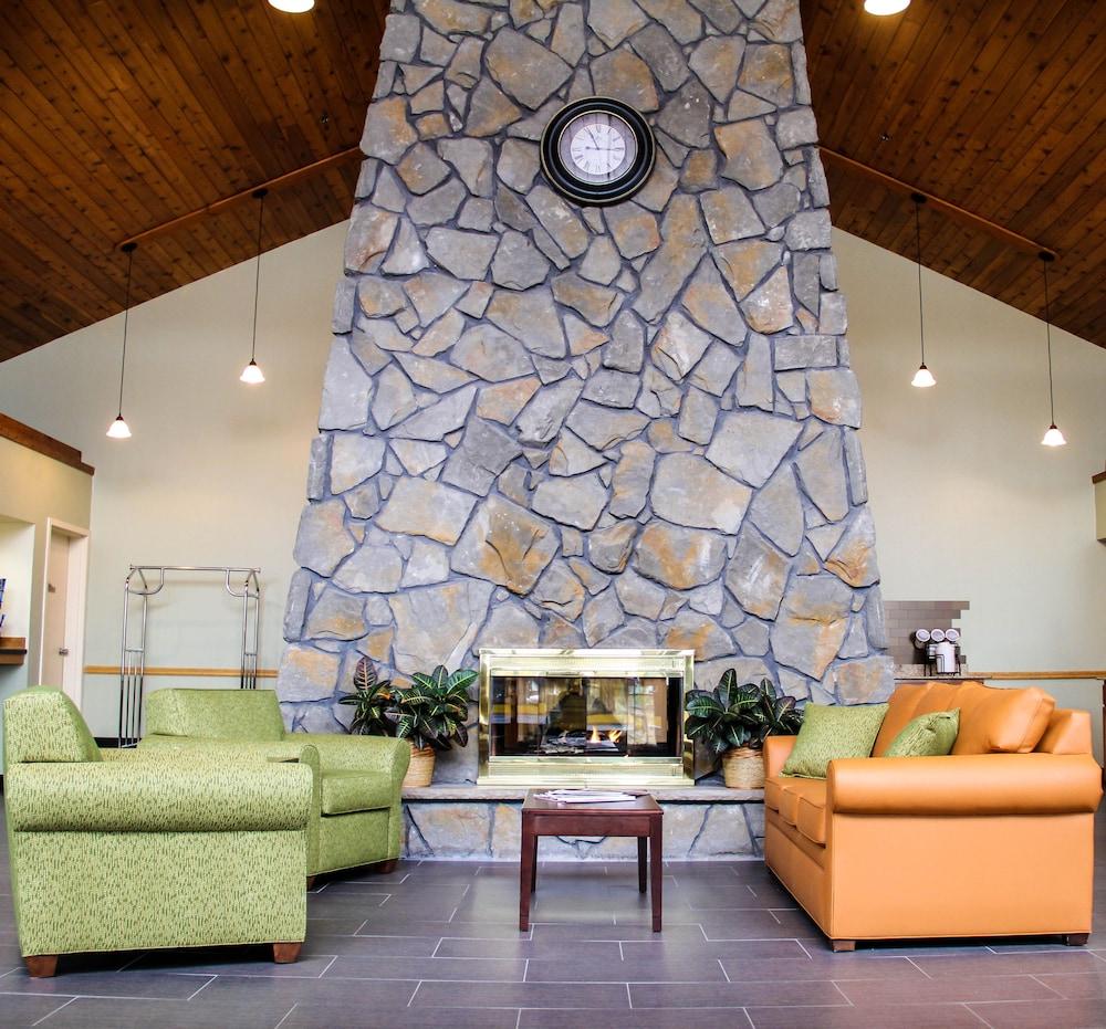 Comfort Inn & Suites Syracuse-Carrier Circle - Lobby Sitting Area
