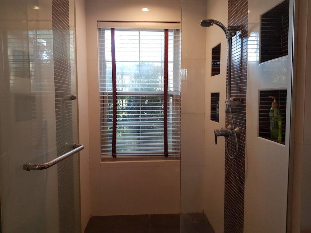 PP Villa Toscana - Bathroom Shower