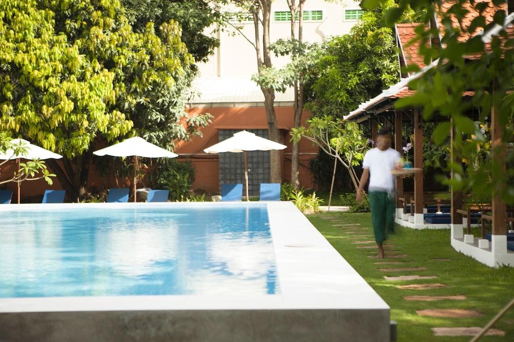 iRoHa Garden Hotel & Resort - Outdoor Pool