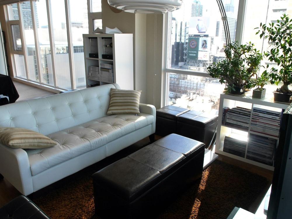 Gorgeous 1BR Condo at Eaton Centre - Featured Image