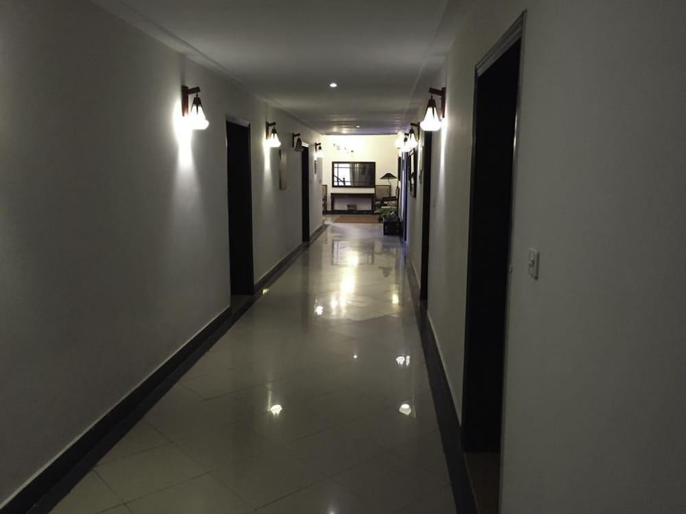 Shelton Hotel Rawalpindi - Hallway