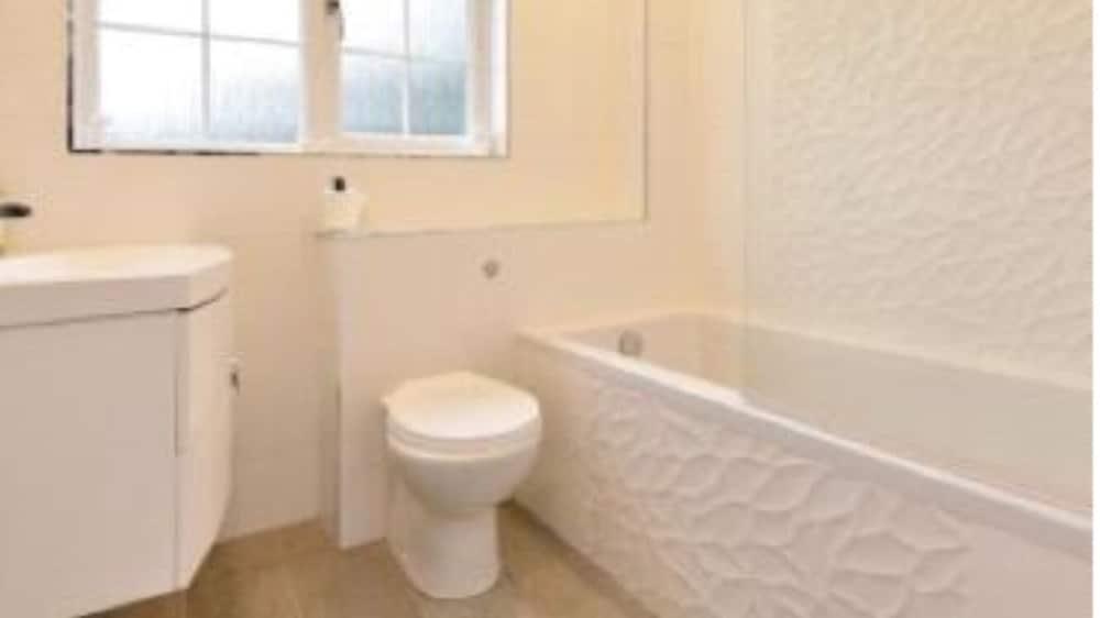 Exclusive Weybridge Home - Bathroom