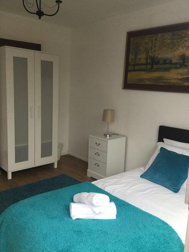 Nice 4 Bedroom near Basildon Town Center - Room