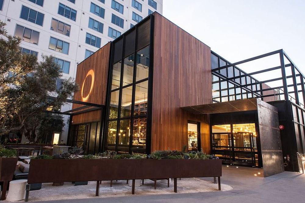 Brand New Downtown LA Luxury Apartment - BBQ/Picnic Area