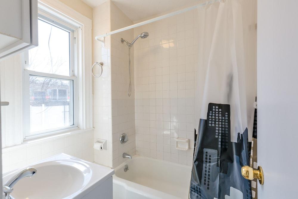 Chestnut Hill Apts by Starlight Suites - Bathroom
