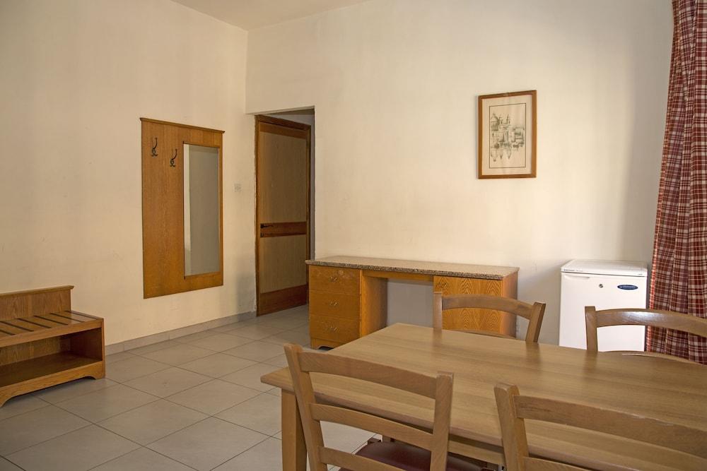 Dragonara Apartments - Guestroom