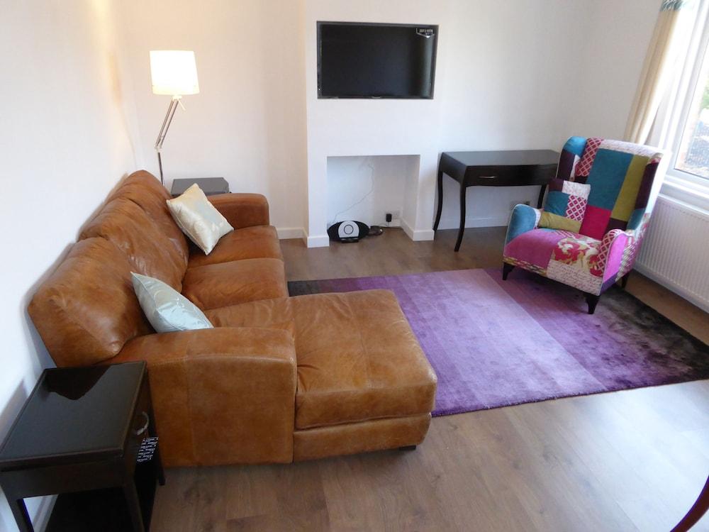 Sunninghill Apartment - Living Room