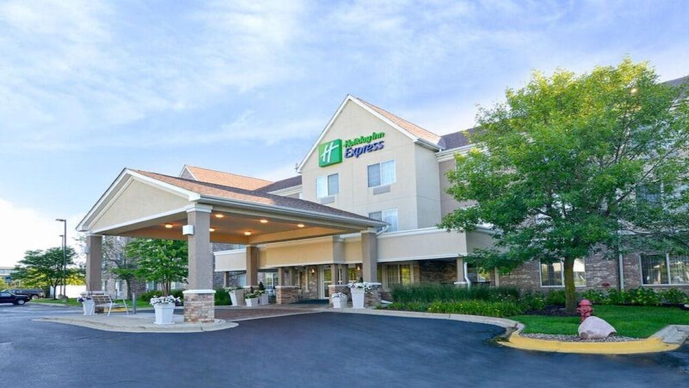 Holiday Inn Express & Suites Chicago-Deerfield/Lincoln, an IHG Hotel - Featured Image