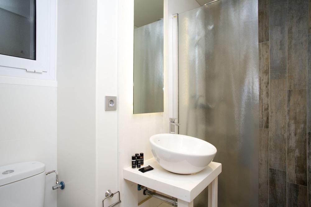 BarcelonaForRent Market Suites - Bathroom