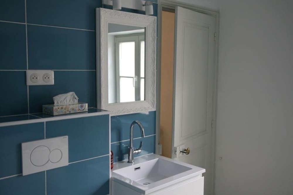 Chez Jules et Léonie - Bathroom Sink
