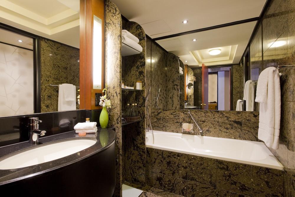 InterContinental Johannesburg Sandton Towers, an IHG Hotel - Bathroom