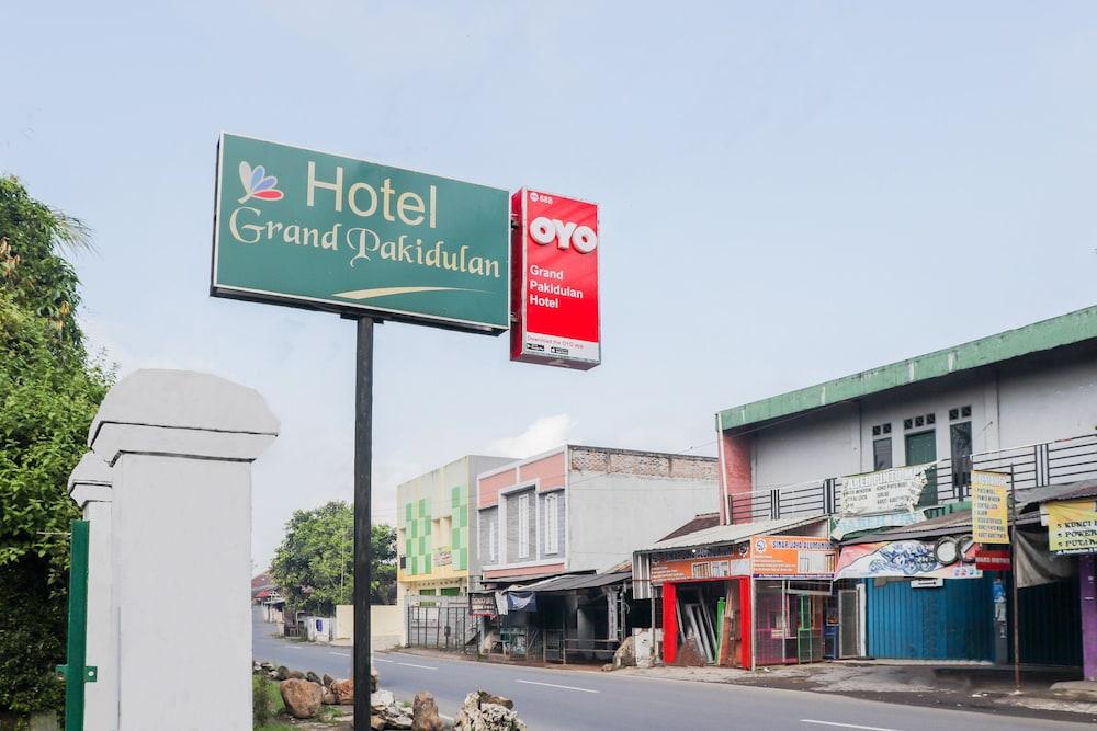 OYO 688 Grand Pakidulan Hotel - Exterior