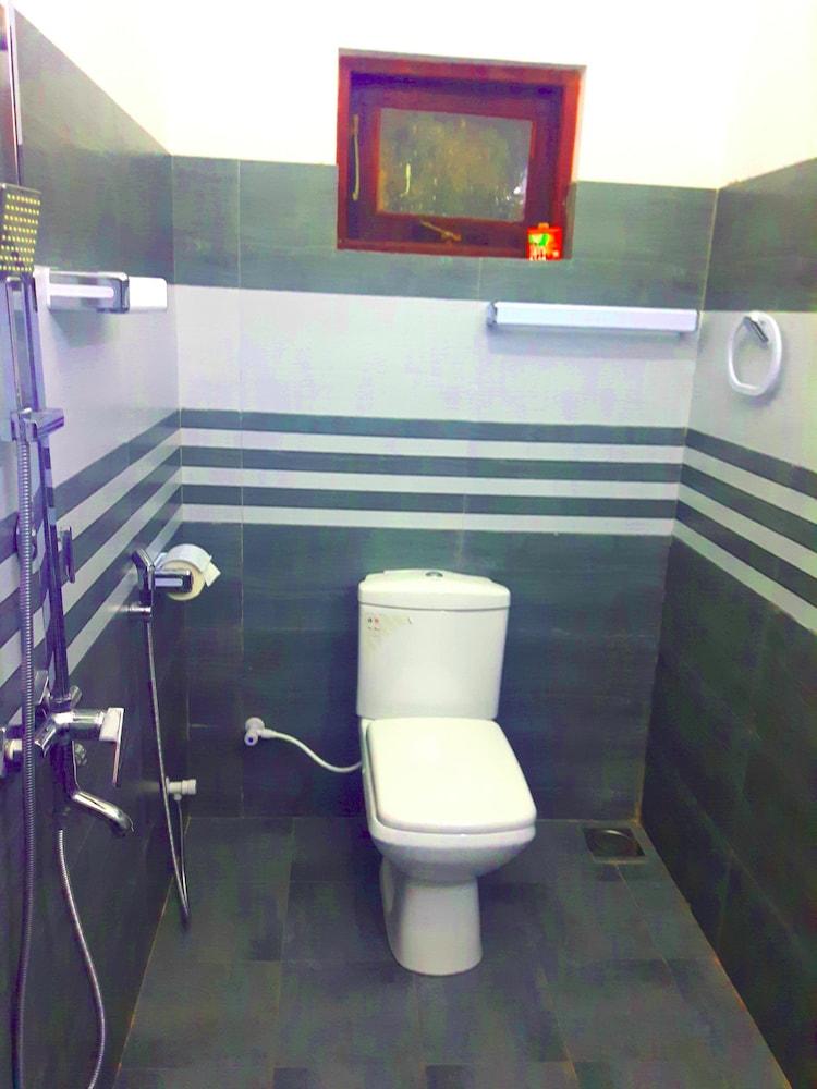 Nadee Villa Guest House - Bathroom