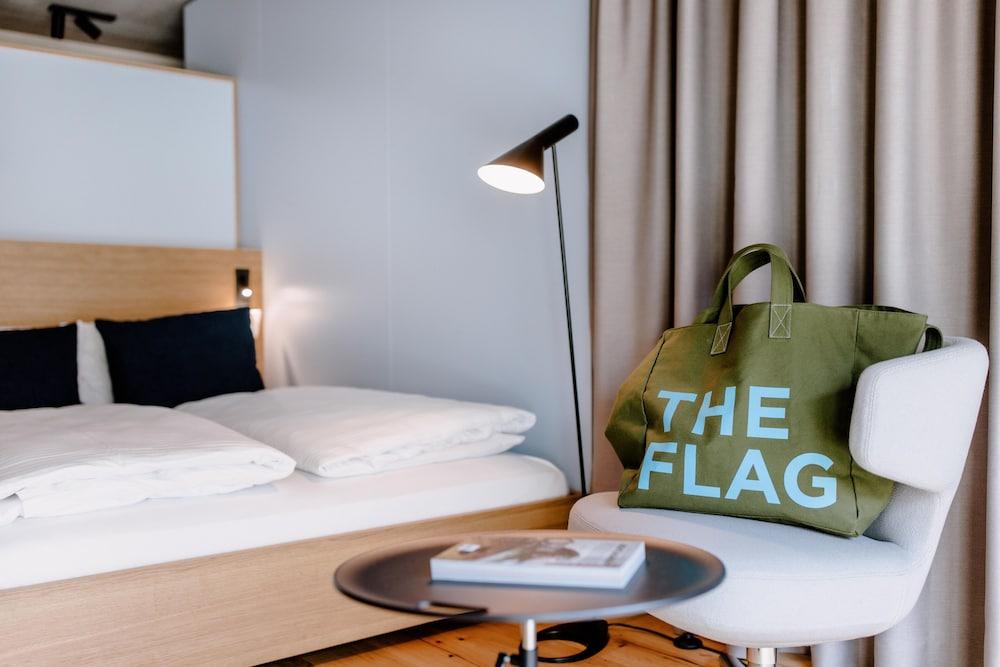 THE FLAG West M. - Room