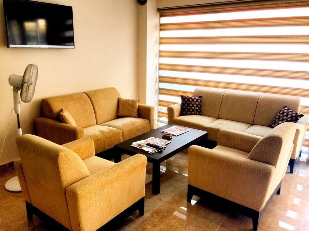 Sarampol Hotel - Lobby Sitting Area