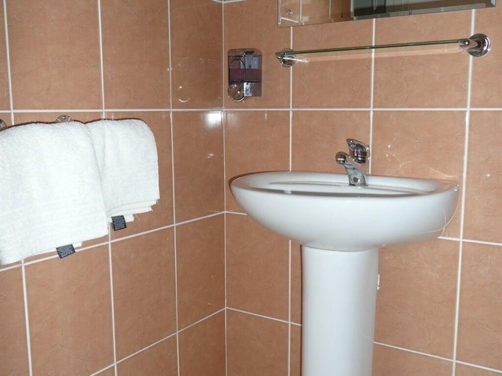 ذا بير إن آند بورووش موتل - Bathroom