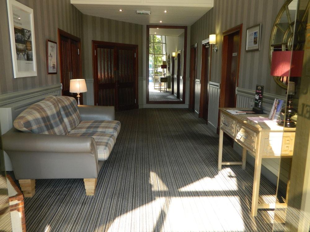 Red House Hotel - Interior Entrance