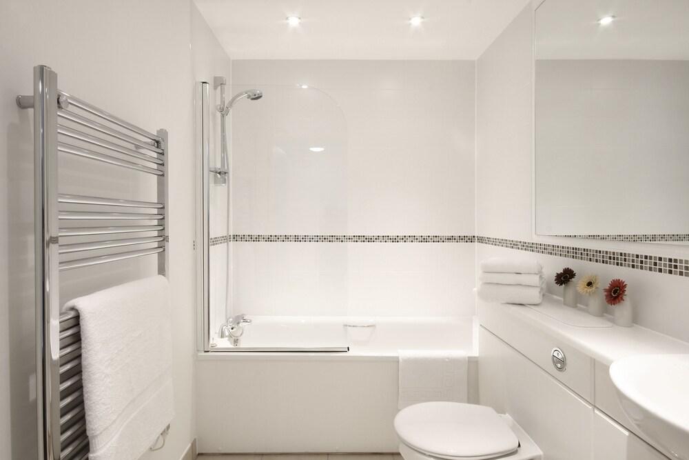 Berkshire Rooms-Slough - Bathroom