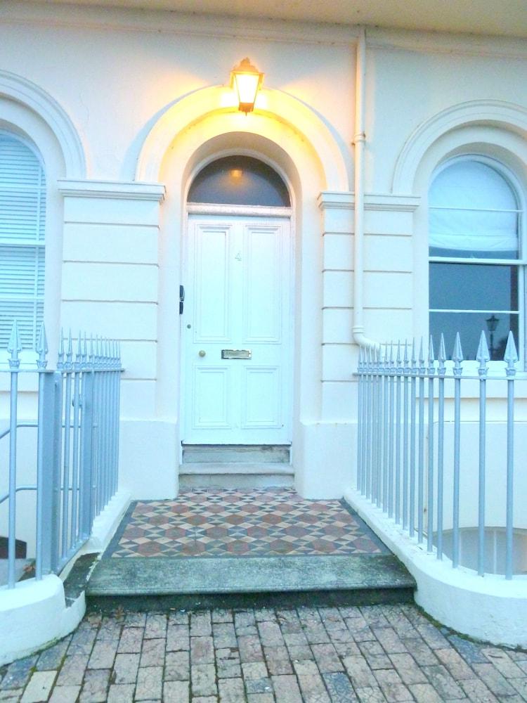 Hesketh Crescent Apartment - Interior Entrance