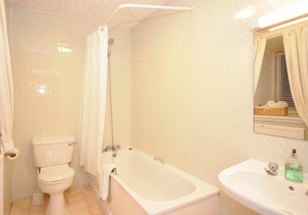 Ferrybridge Hotel - Bathroom