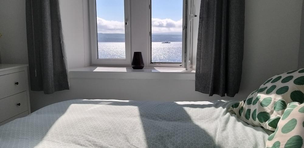 Captivating 1-bed Apartment sea Views,in Innellan - Room